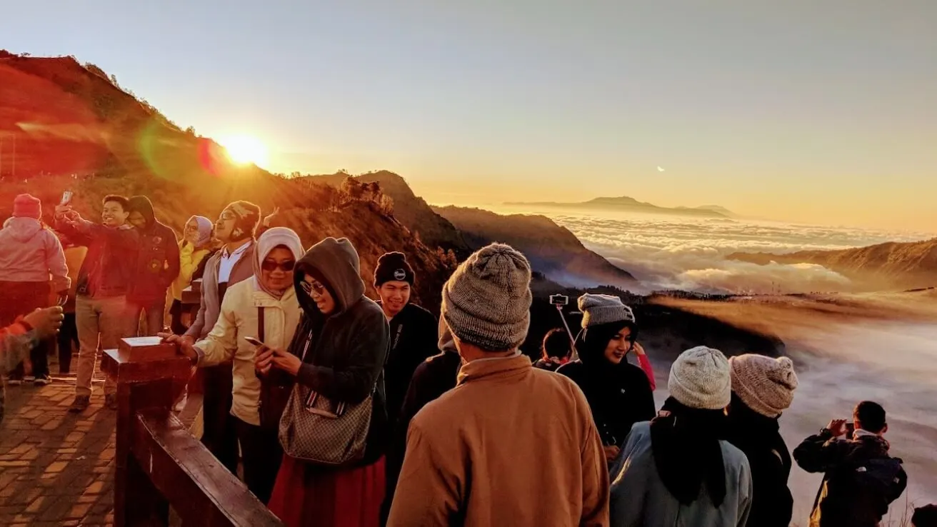 Sunrise Bromo musim kemarau atau hujan dengan perbedaan langit cerah dan kabut dramatis di kaldera Gunung Bromo