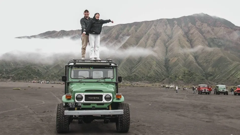 Wisata Bromo 3 Hari 2 Malam – Bukit Teletubbies hijau untuk foto keluarga
