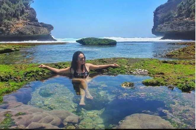 Perjalanan road trip ke pantai - rekomendasi sewa mobil Malang Selatan