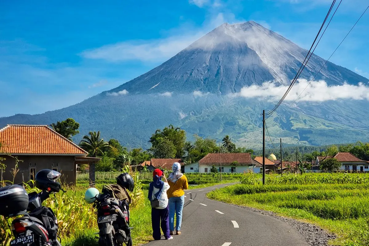 trekking tumpak sewu menuju area foto terbaik dalam paket wisata tumpak sewu 1 hari