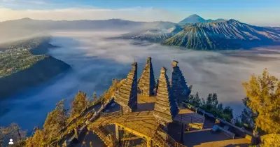 Rombongan menikmati sunrise Bromo