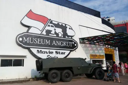 Museum Angkut Batu: Spot Foto Ikonik + Tips Rute Nyaman Pakai Sewa Mobil