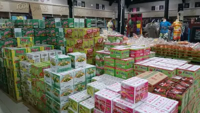 Etalase sentra oleh-oleh khas Malang berisi aneka keripik, camilan, dan buah tangan