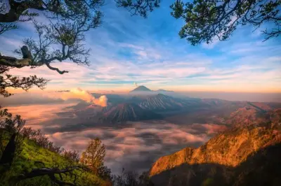 Sunrise Gunung Bromo dari viewpoint, tujuan paket wisata Bromo dari Surabaya