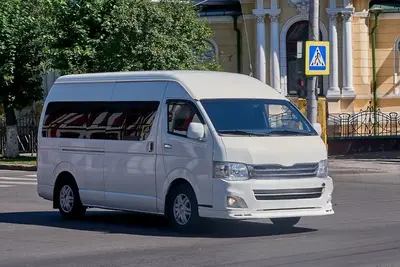 Rombongan wisatawan bersiap berangkat dengan armada sewa mobil rombongan di Malang