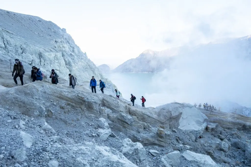 Pendakian Kawah Ijen saat subuh