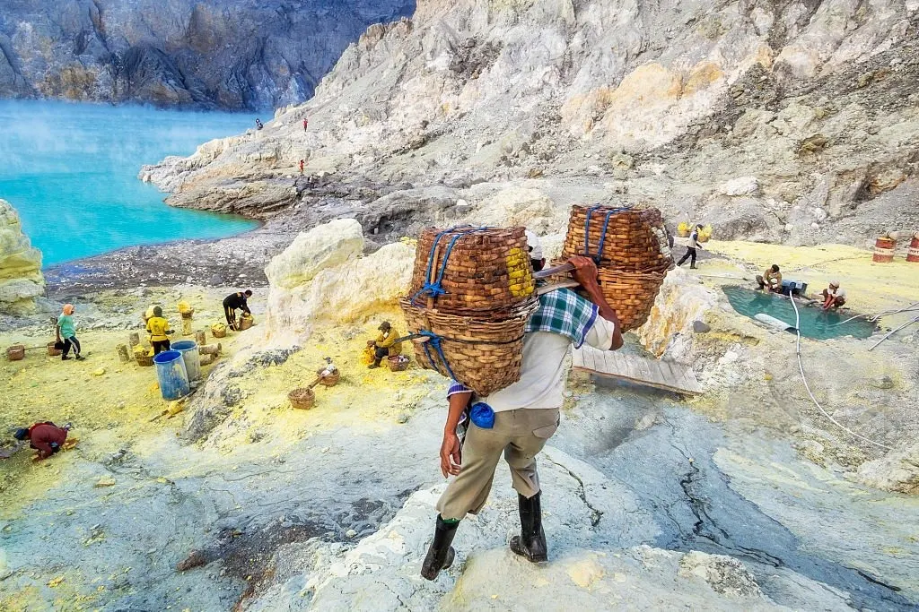 Wisatawan melihat aktivitas penambang Kawah Ijen