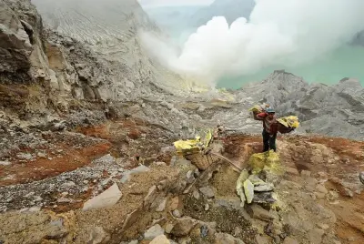 Gas sulfur di Kawah Ijen
