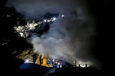 Blue fire Kawah Ijen, destinasi paket wisata Bromo–Kawah Ijen