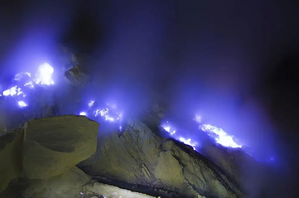 Misteri Blue Fire Kawah Ijen Terungkap