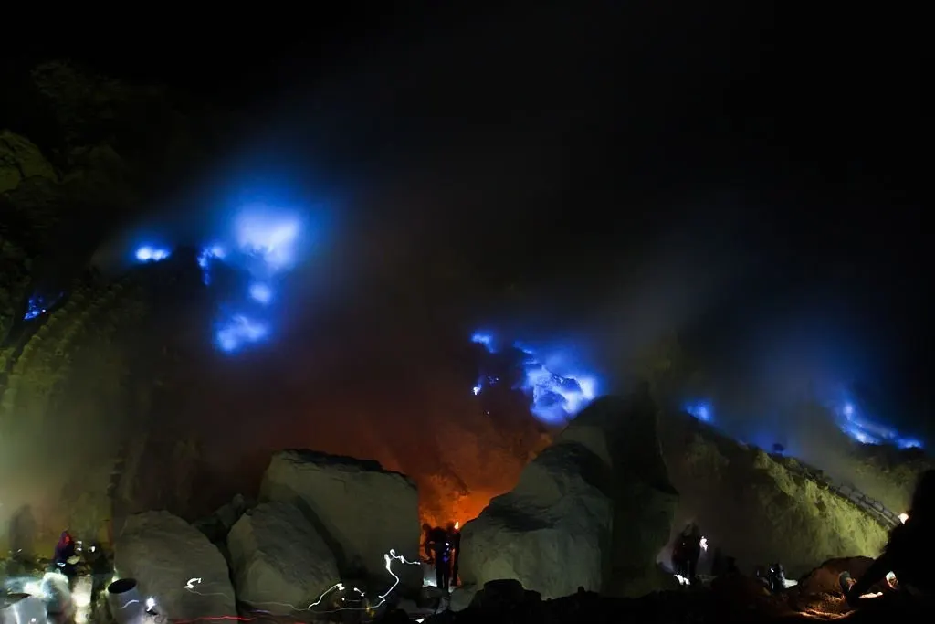 Fenomena blue fire alami Kawah Ijen