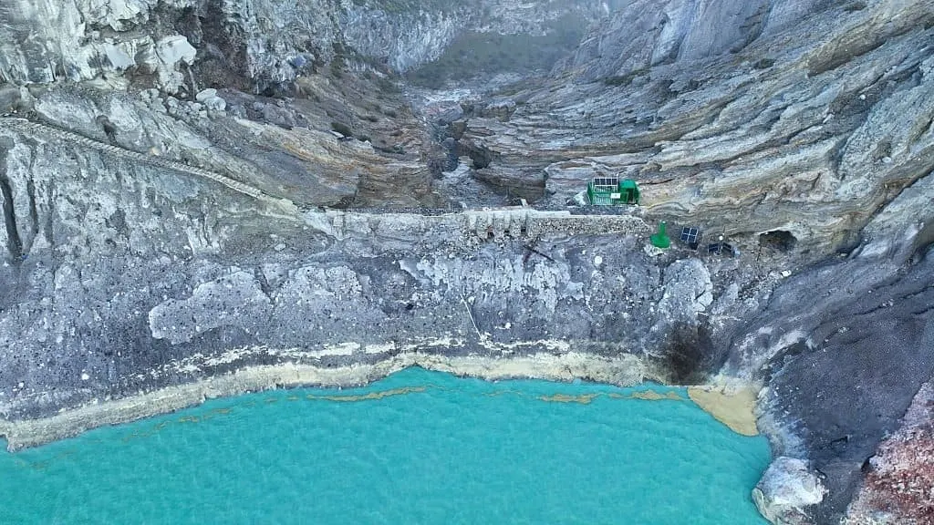 Perubahan warna air Kawah Ijen