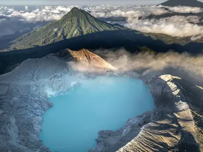 Danau asam terbesar di dunia di Kawah Ijen