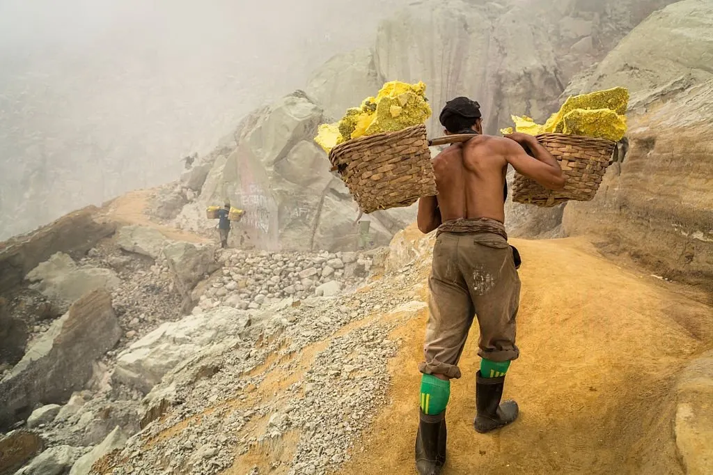Aktivitas penambang sulfur Kawah Ijen