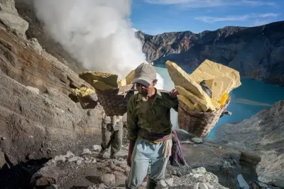 Penambang belerang Kawah Ijen