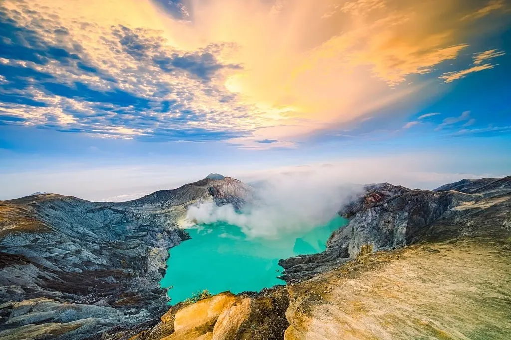 Langit biru tua di Kawah Ijen sebelum matahari terbit