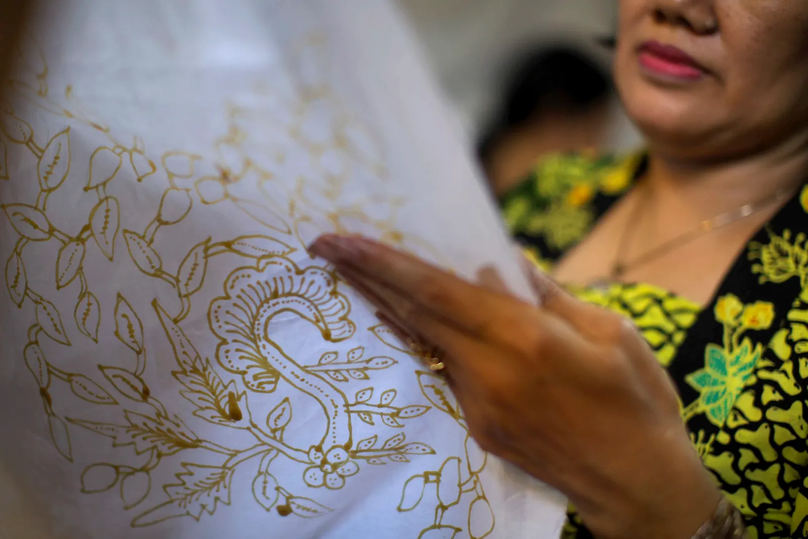 Proses pembuatan batik tradisional Banyuwangi