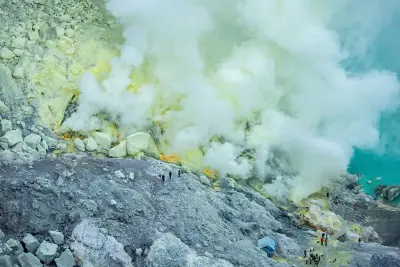 Gas belerang di area Kawah Ijen