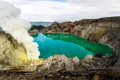 Danau Kawah Ijen dari ketinggian