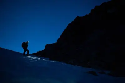 Pendaki menggunakan headlamp di jalur Kawah Ijen