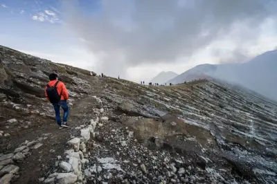 Suasana Kawah Ijen setelah wisatawan turun gunung