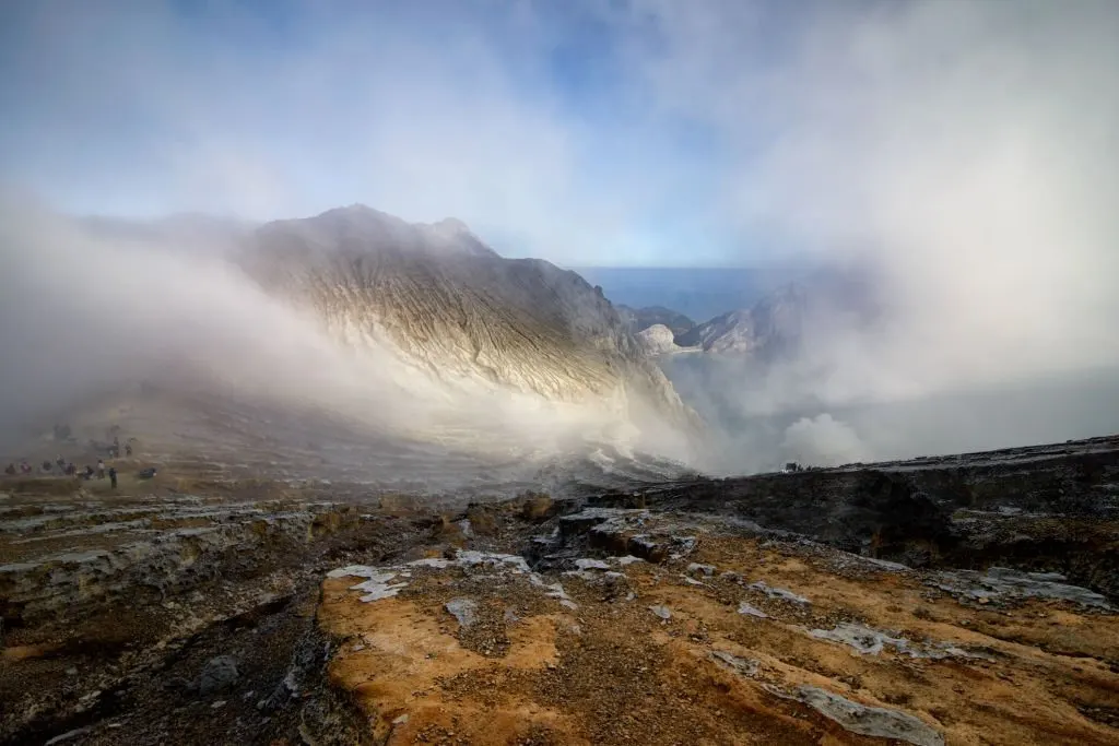 Panorama Kawah Ijen yang tertutup kabut tebal