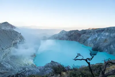 Rahasia di Balik Foto Kawah Ijen yang Terlihat Sangat Dramatis