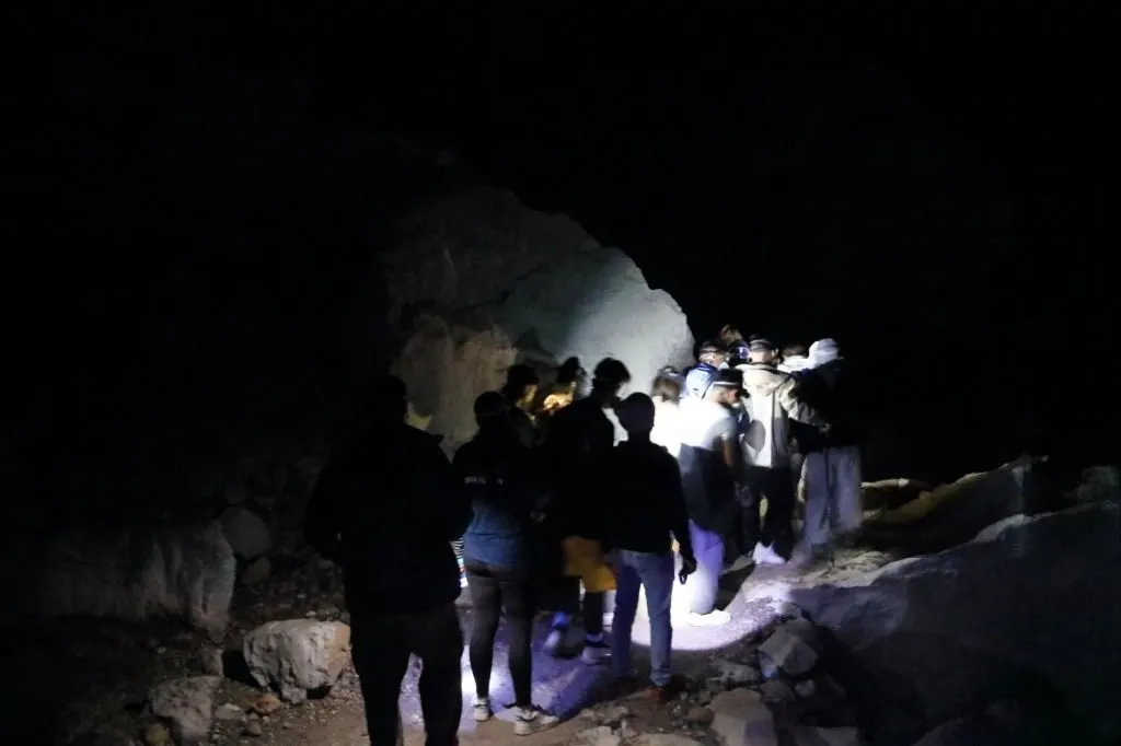 Lampu pendaki terlihat di tikungan jalur Kawah Ijen