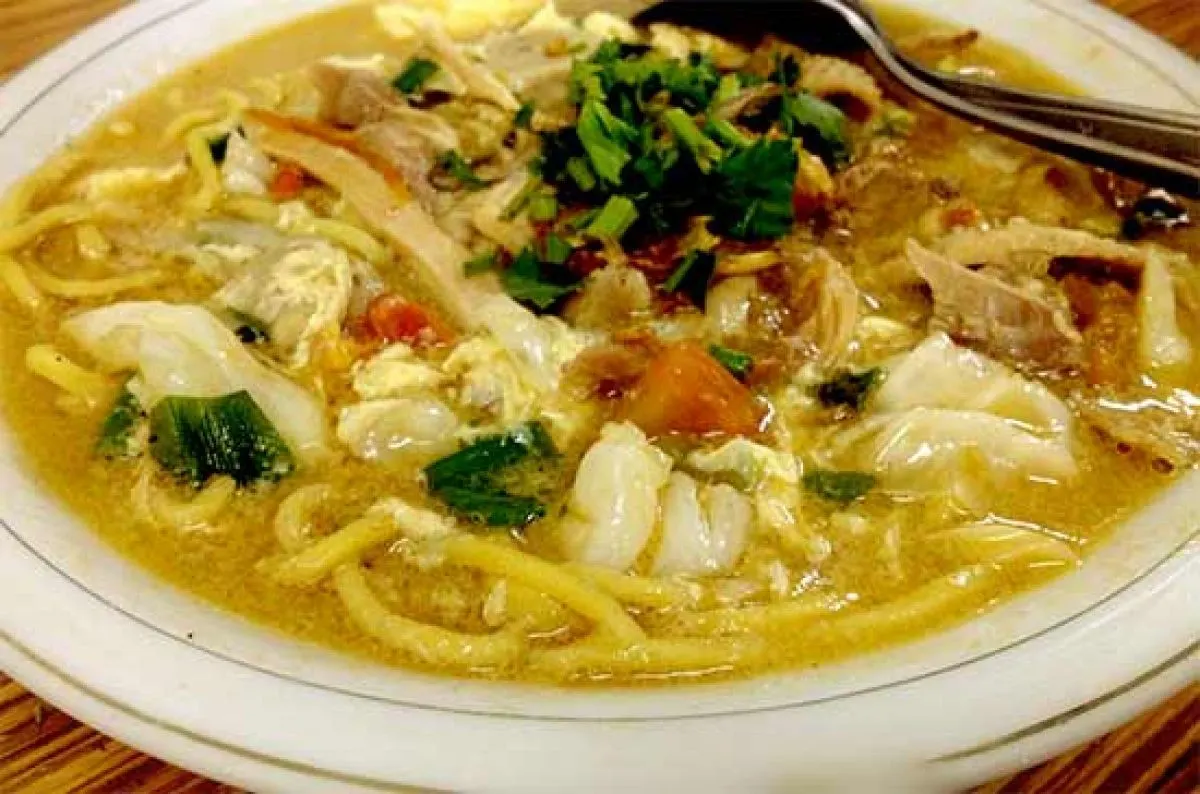Mie kuah hangat setelah turun dari Kawah Ijen