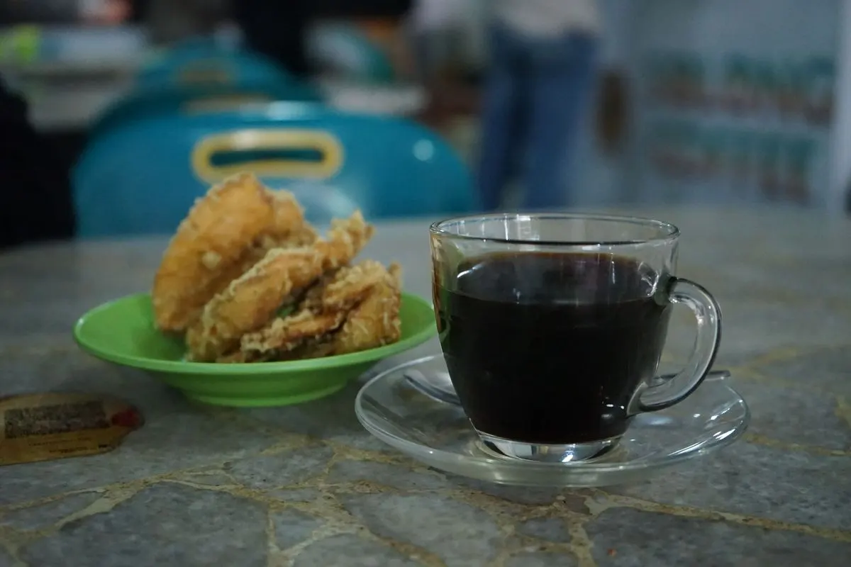 Pendaki menikmati kopi hangat di jalur Kawah Ijen