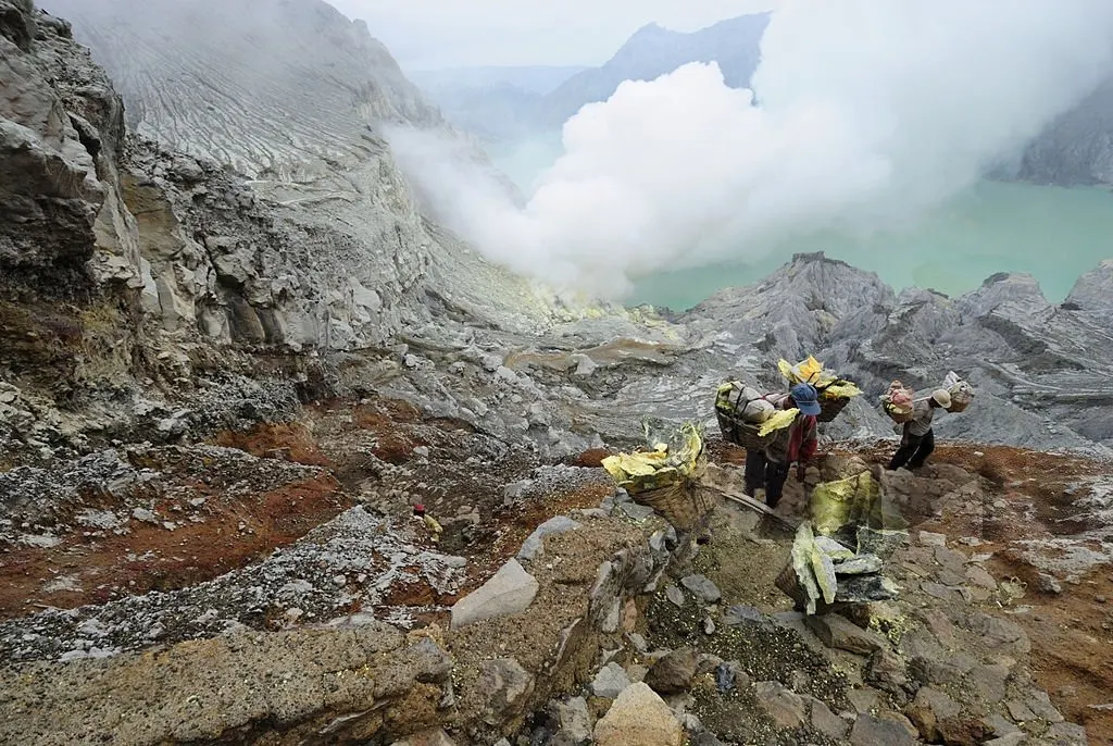 Aktivitas penambang belerang di Kawah Ijen