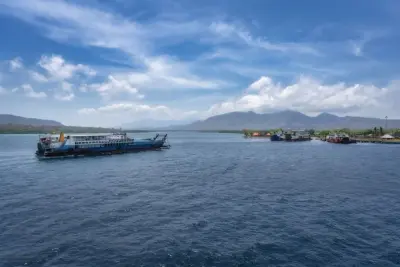 Penyeberangan perahu menuju pulau