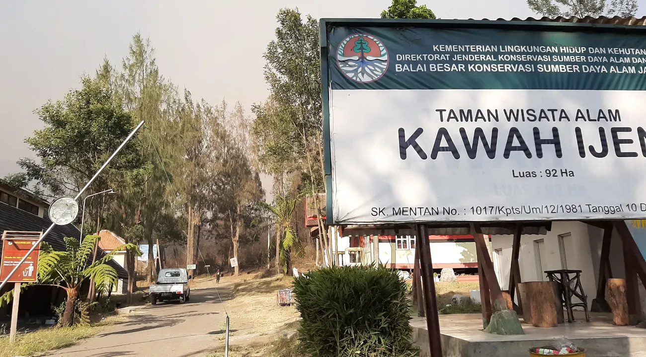 Pendaki Kawah Ijen saat antre pemeriksaan kesehatan