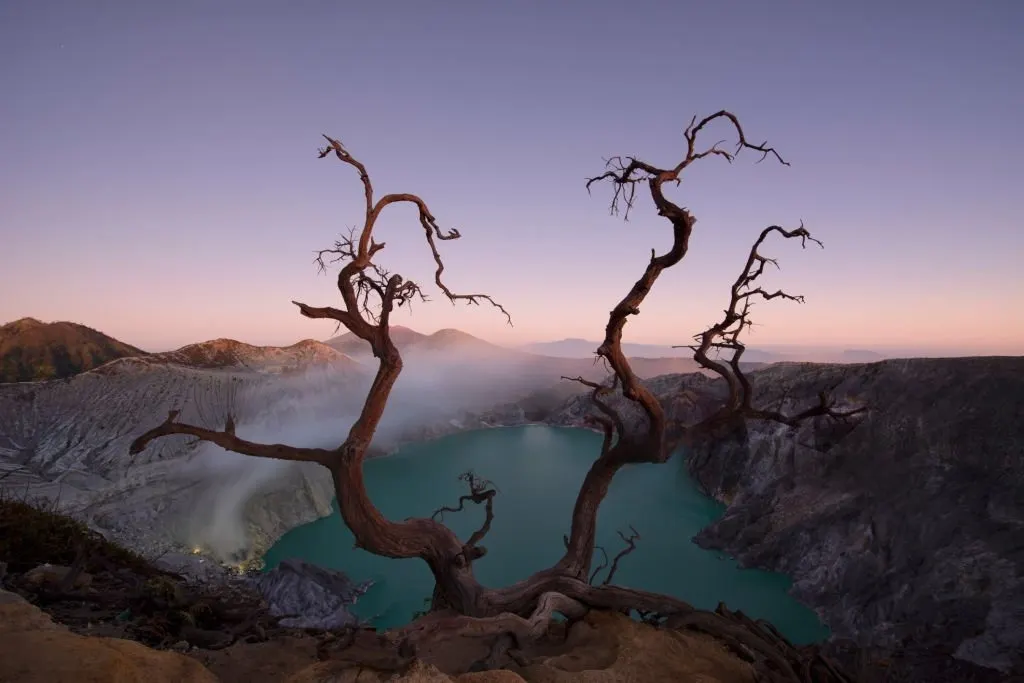 Pemandangan Kawah Ijen dengan kabut pagi