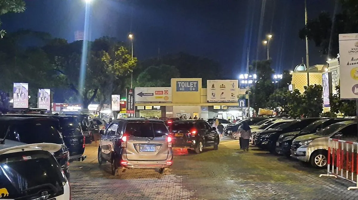 Rest area perjalanan malam menuju Kawah Ijen
