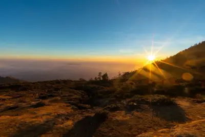 Sunrise di Kawah Ijen saat pagi hari