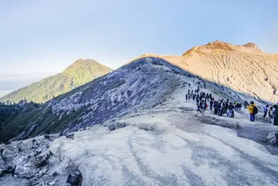 Mengapa Banyak Wisatawan Menganggap Turun Gunung Lebih Berat daripada Naik di Kawah Ijen?
