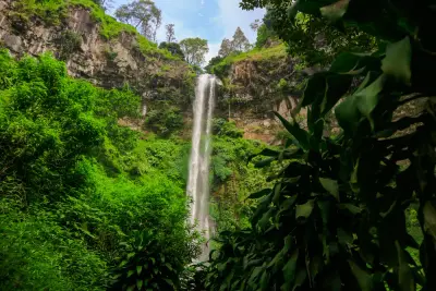 Air terjun Coban Rondo Malang setinggi 84 meter di kawasan Pujon