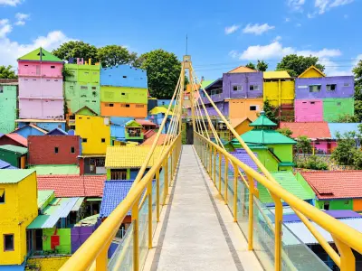 Deretan rumah berwarna cerah di Kampung Warna-Warni Jodipan Malang di tepi Sungai Brantas