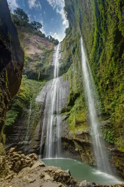 Air Terjun Madakaripura di Probolinggo, tirai air yang jatuh dari tebing melingkar setinggi sekitar 200 meter