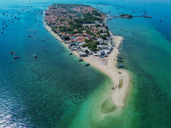 Perairan jernih berwarna toska di Pulau Gili Ketapang