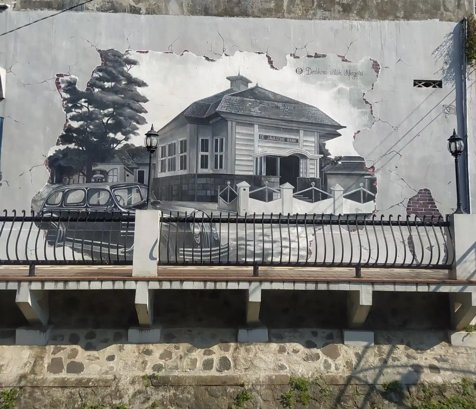 Mural bergaya lawas bertema bangunan kolonial dan mobil antik di Kayutangan Heritage Malang