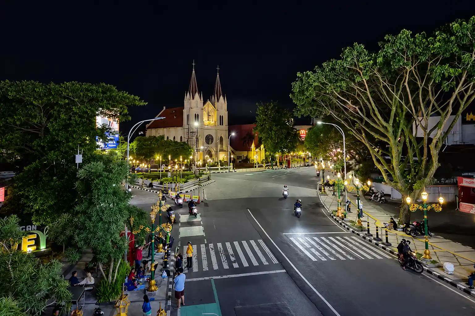 Koridor Kayutangan Heritage Malang dari ketinggian pada malam hari dengan Gereja Hati Kudus Yesus bergaya neo-gotik dan lampu jalan menyala