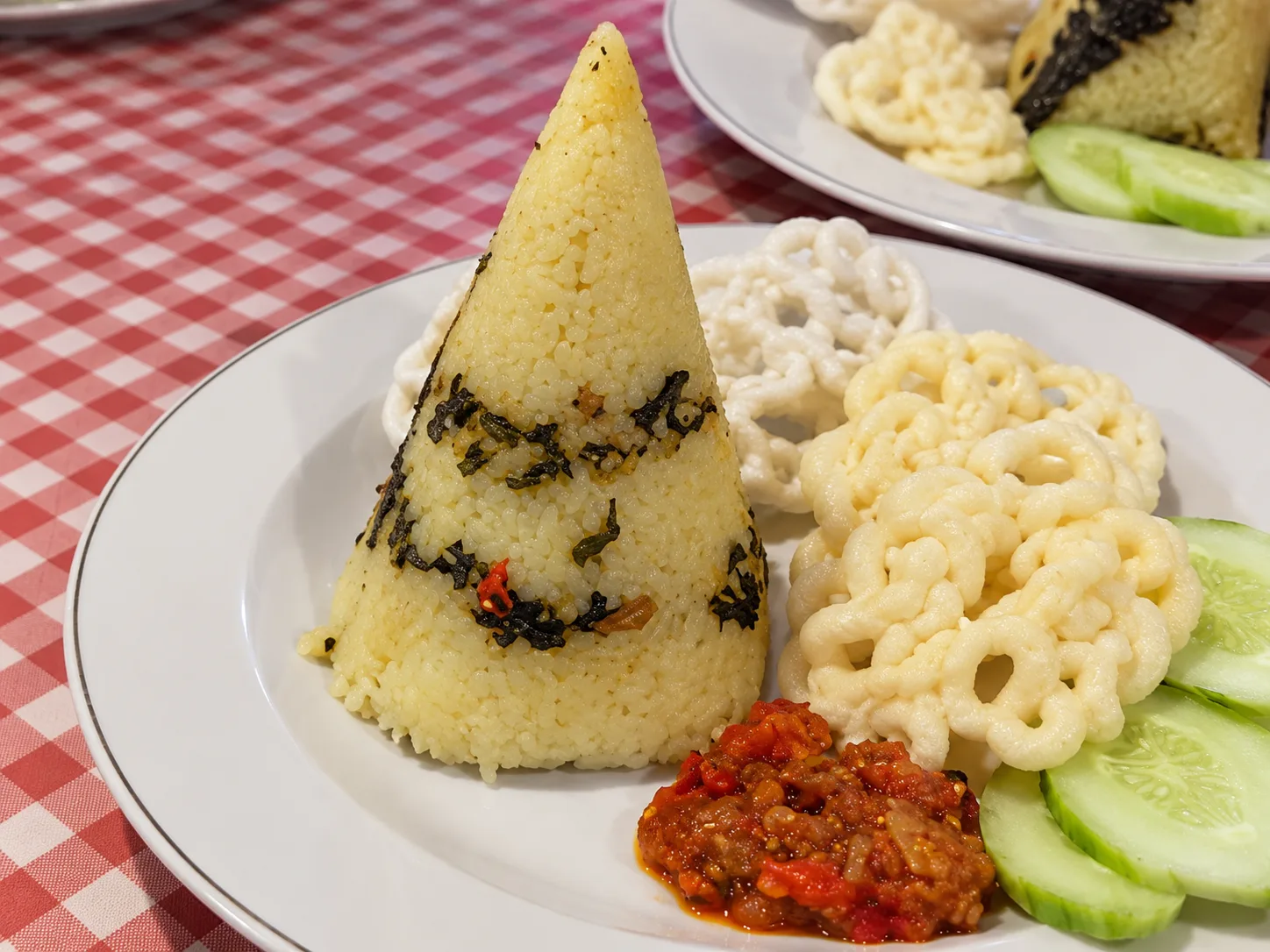 Nasi Mamong khas Bondowoso berbentuk kerucut dengan rempeyek dan sambal