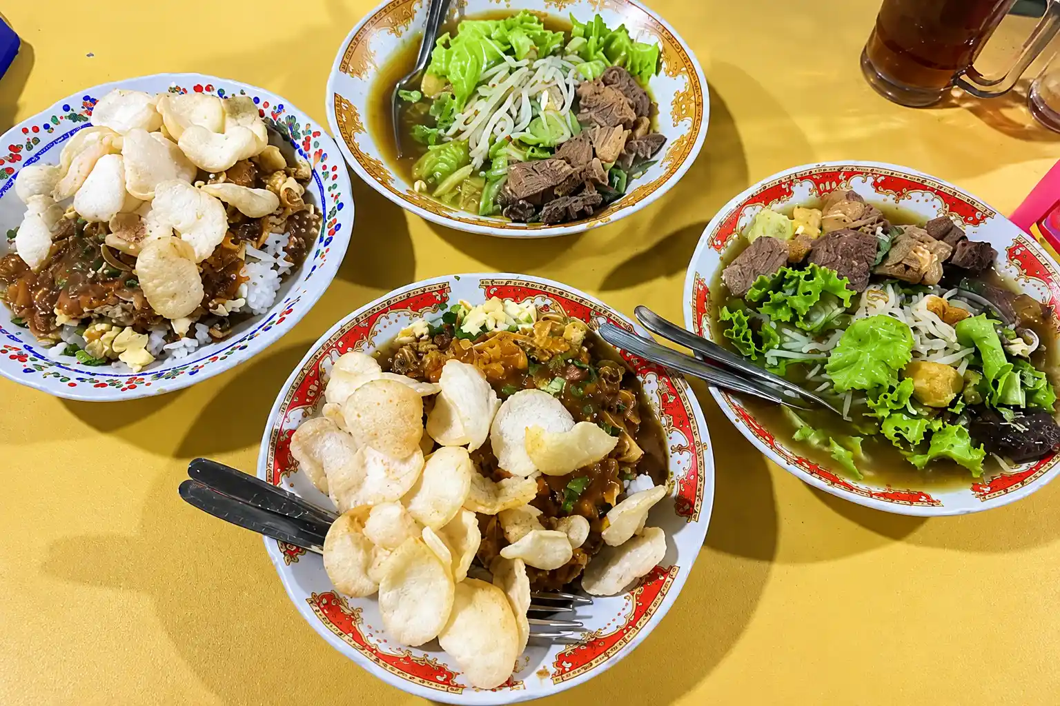 Tahu campur dan tahu lontong khas Malang dengan siraman bumbu kacang dan kuah petis