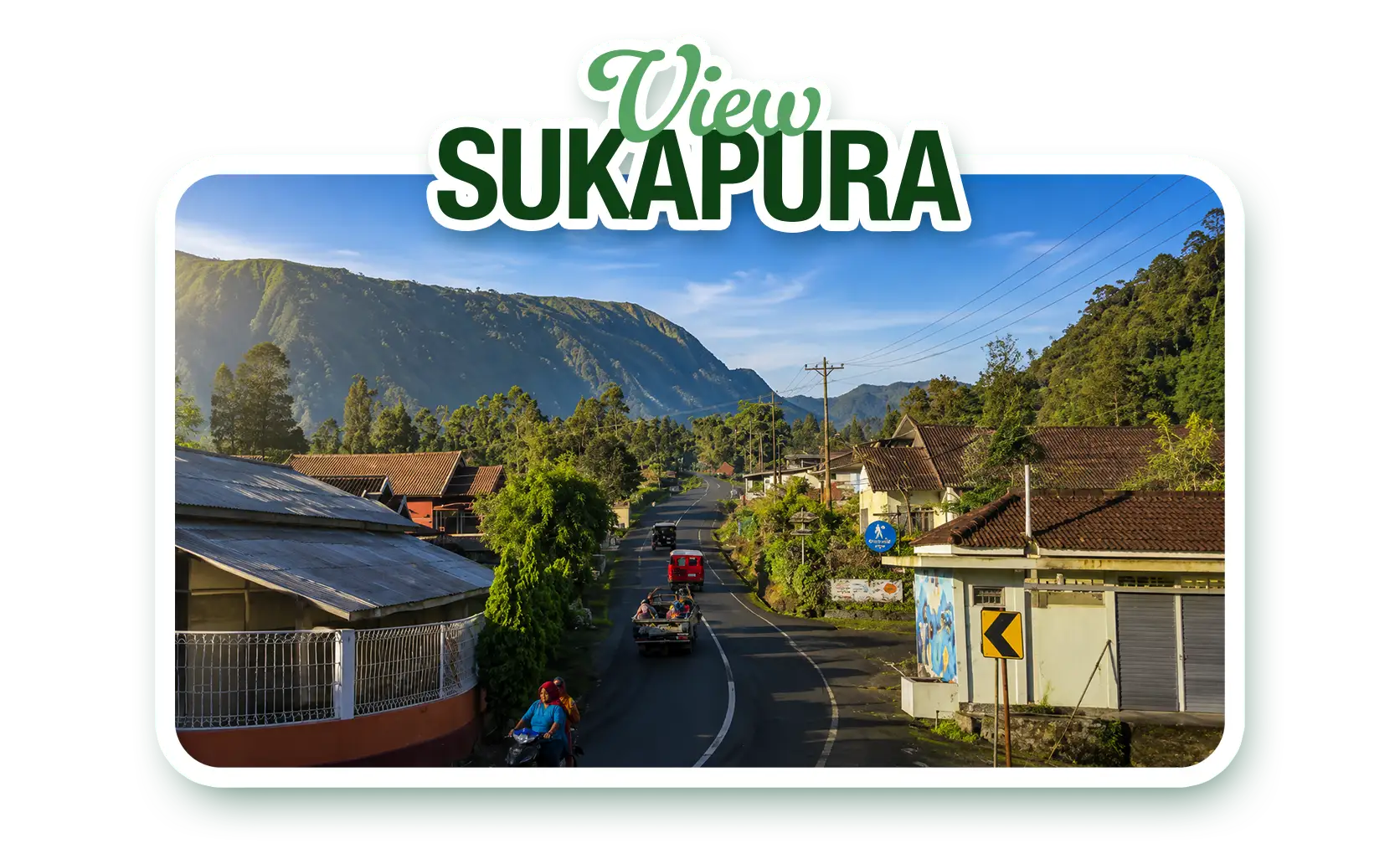 Suasana jalan desa Sukapura dengan rumah-rumah dan jeep serta latar pegunungan, jalur bawah menuju Bromo
