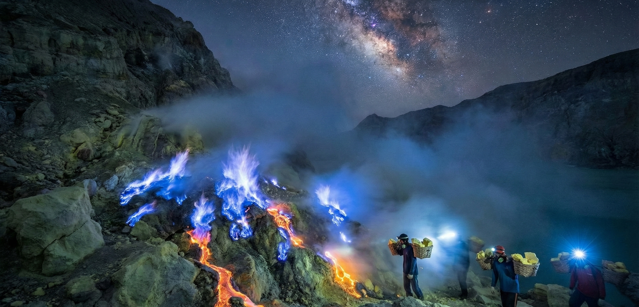 Fenomena Api Biru atau Blue Fire di Kawah Ijen