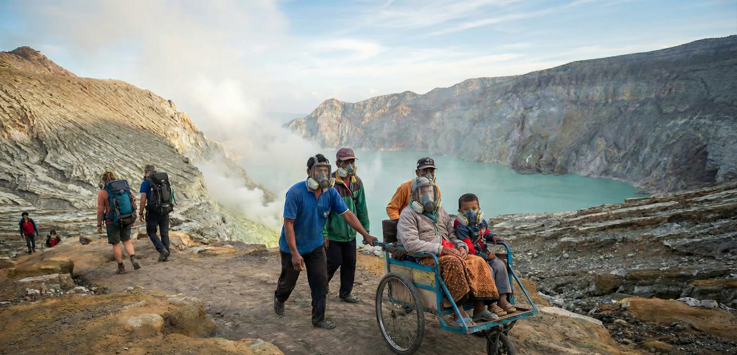 Layanan taksi manusia atau ojek troli di Kawah Ijen untuk lansia dan anak