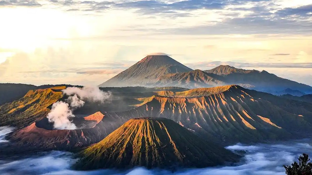 gunung bromo dengan pemadangan kawah nya yang ikonik