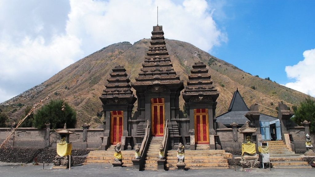 pura luhur ponten menjadi destinasi yang wajib dikunjungi saat mengikuti tour dalam rangkian paket wisata bromo